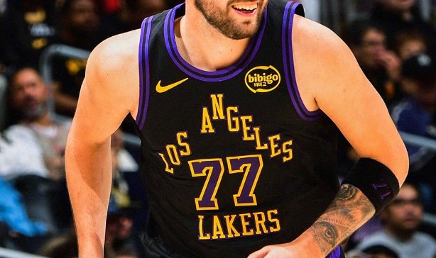 詹姆斯造NBA神迹！东契奇42+5+12完胜哈登，湖人轻取骑士18战16胜